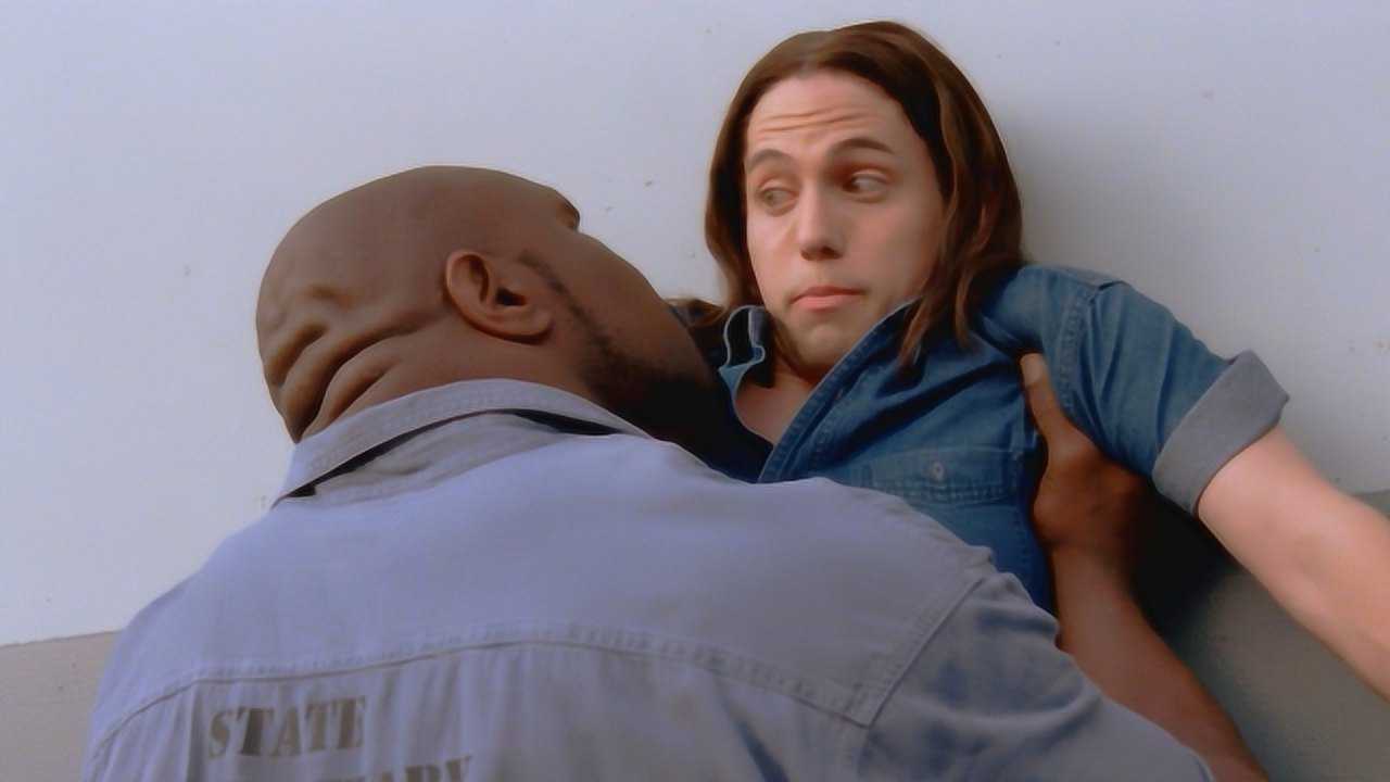 《狱中豪杰》:小伙犯了事被关进监狱,狱友们检查他身上时,却大吃了一