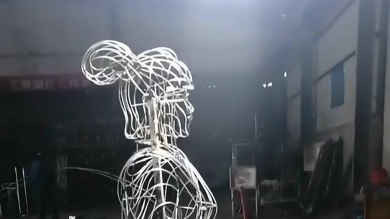 用铁丝拧成人物的造型初期都很有型完工一定更好看