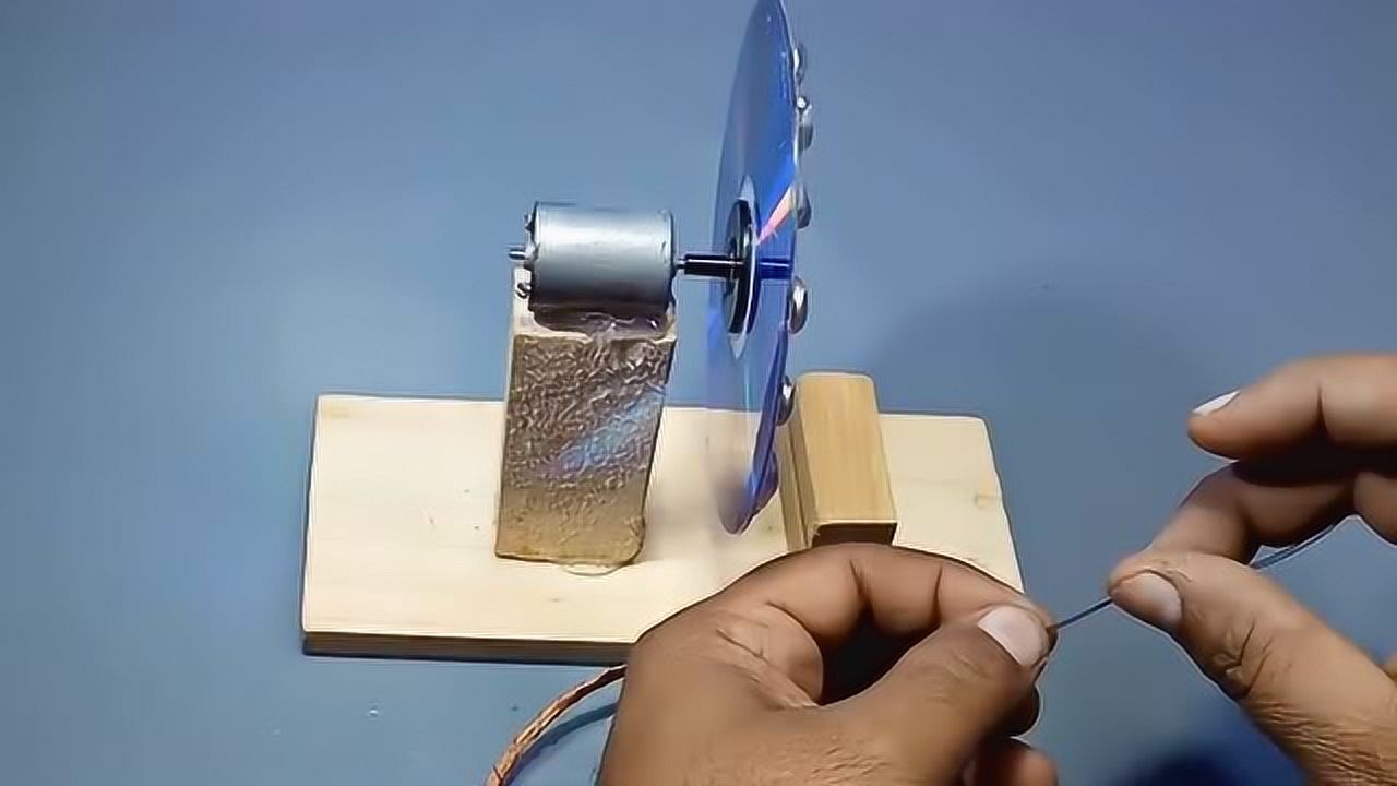 磁铁和铜线圈通过切割磁感线发电,让人啧啧称奇