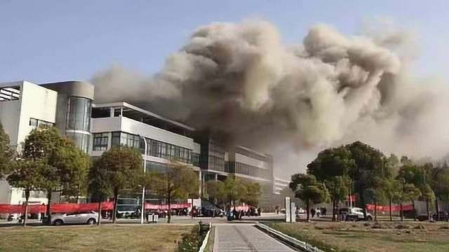 南通大学通报食堂冒浓烟:油锅起火产生大量浓烟,无人伤亡