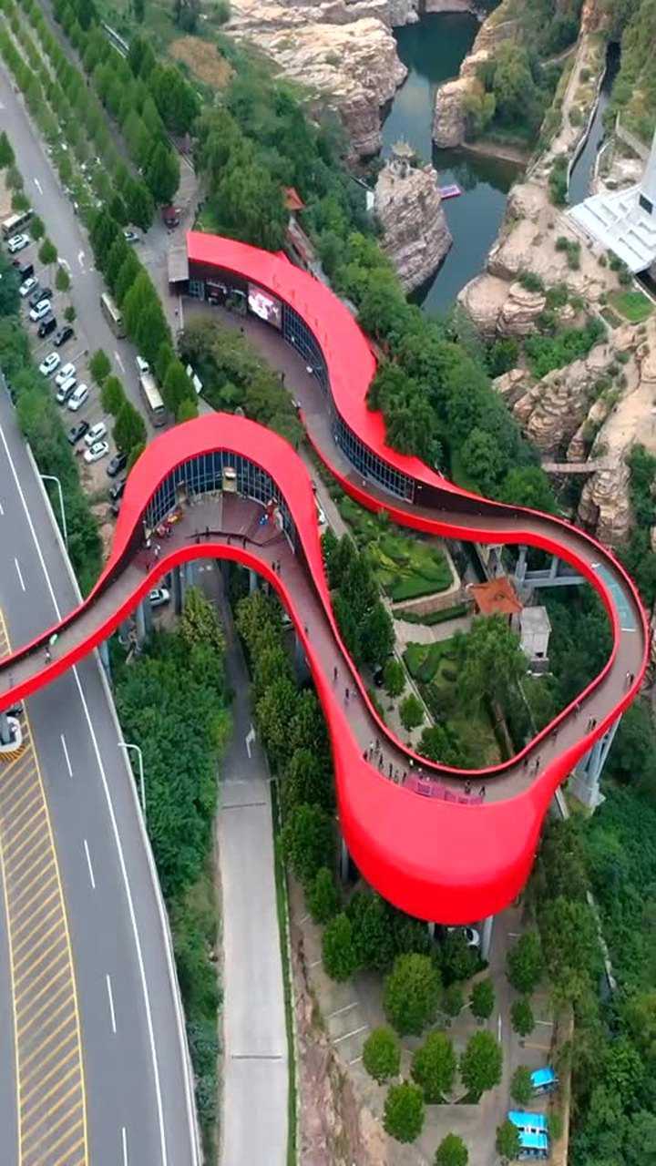 红旗渠过街天桥犹如一条红色长龙,太有创意了