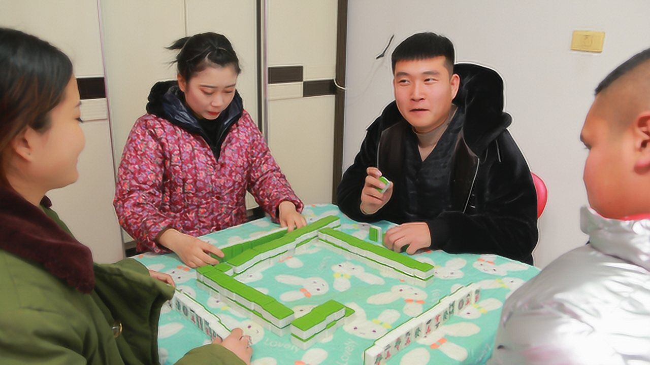 小两口约人打麻将俩人提前对好了暗号满满的全是套路啊