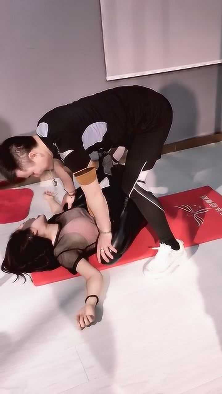 这个男教练太狠了竟然这样给小姐姐压胯网友直呼好心疼