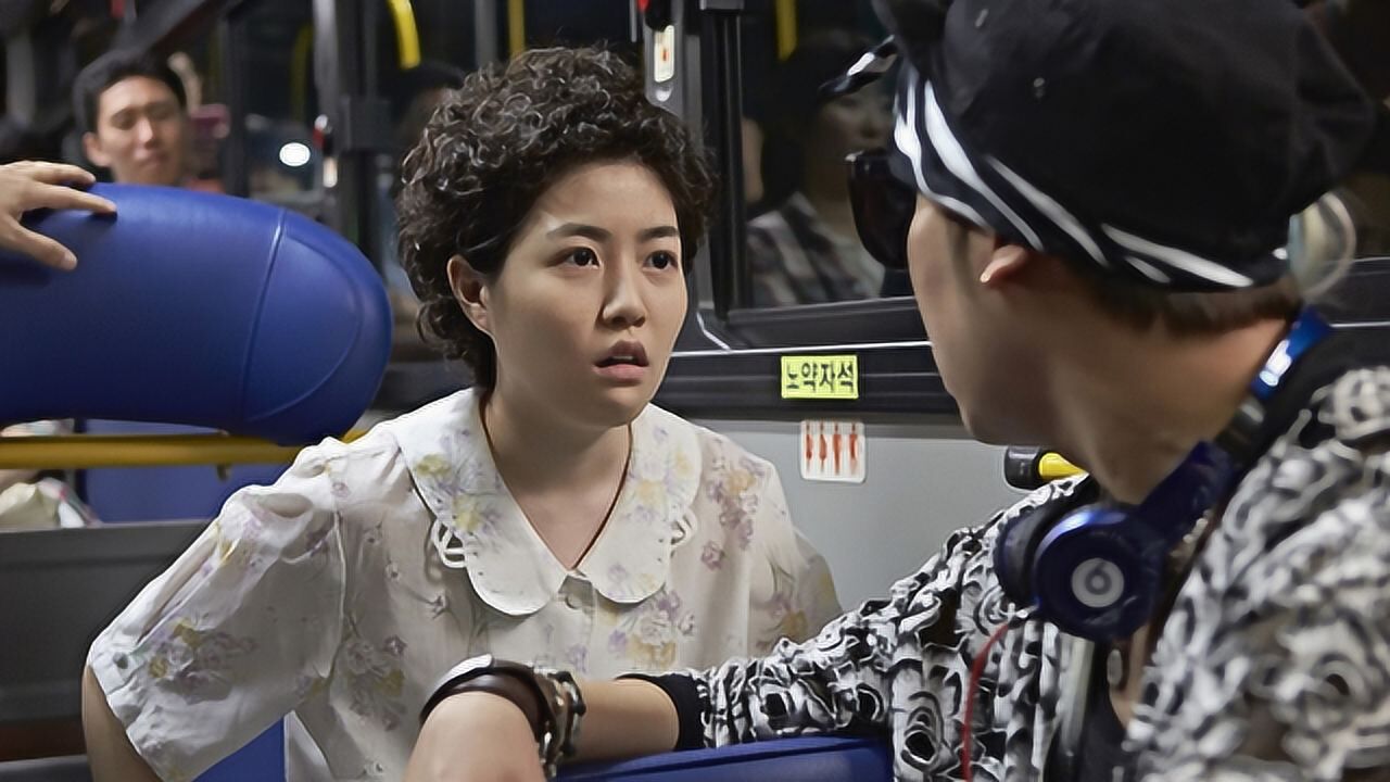 喜剧电影奇怪的她八十岁老奶奶重回二十岁出门就被孙子搭讪