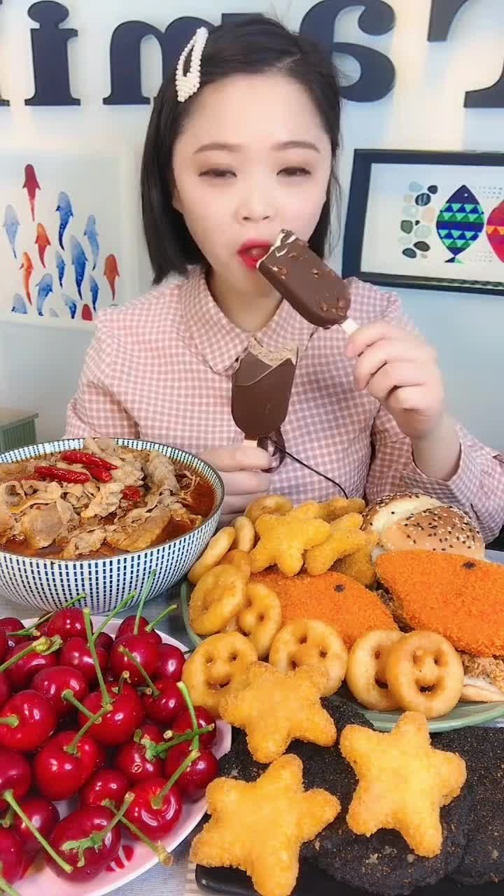 美女直播吃雪糕,一口咬下去嘎嘣脆,网友:竟然吃出了幸福的味道