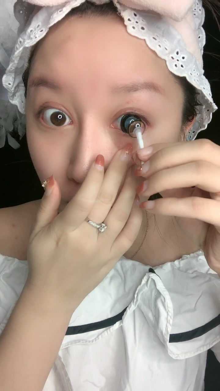 今天是割双眼皮第13天,挑战一只眼睛带10副美瞳