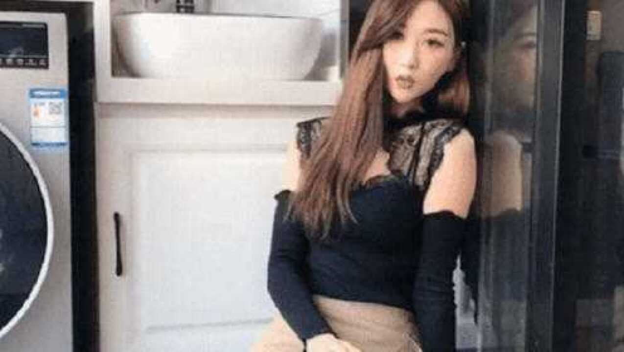 抖音“黑丝美女”火了！一双大长腿尤为吸睛，网友：这才是御姐！_高清