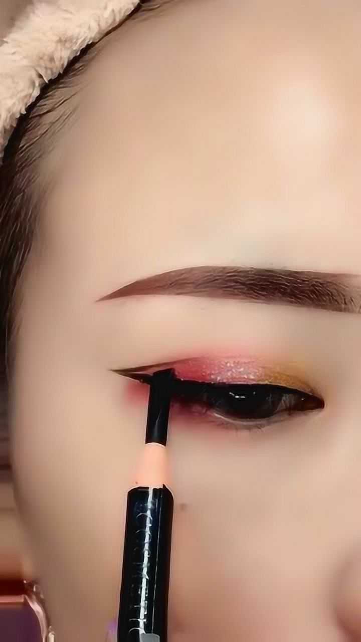 在网上学的凤凰眼妆画完感觉整个人精神了许多仿佛回到了古代