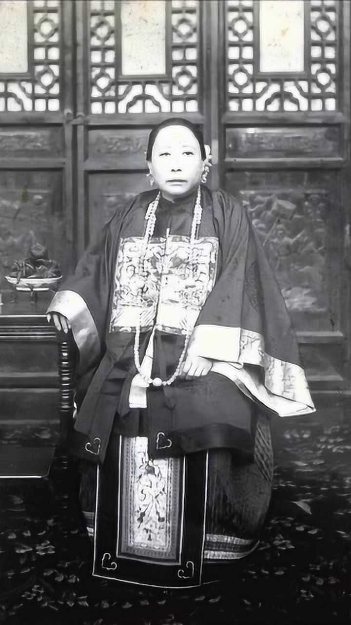 清代诰命夫人老照片,要戴凤冠霞帔,格外尊贵.