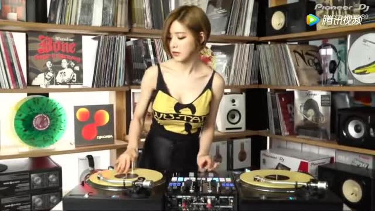 DJ美女在家自己玩打碟!学着点吧_高清1080P在线观看平台_腾讯视频
