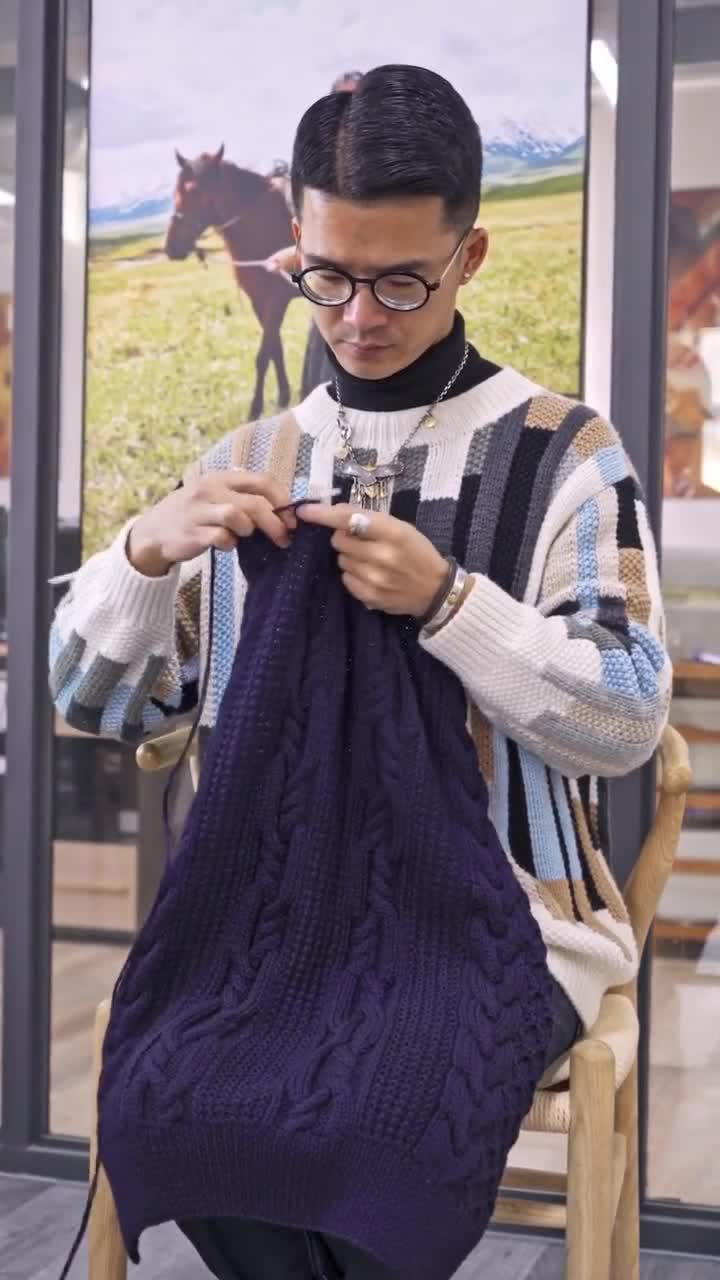 这个男人一直在织他的毛衣潘毛衣小哥传承手工毛衣