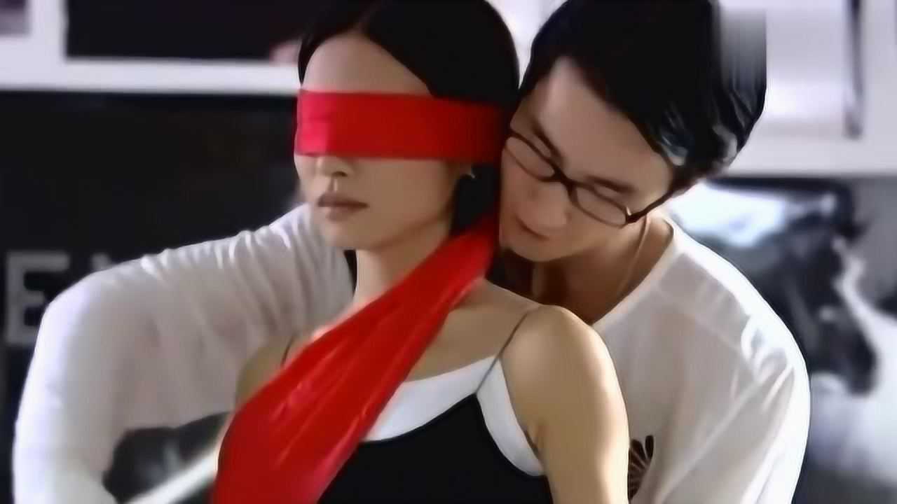 小伙要给美女一个惊喜,结果却拿出丝带,将美女捆了起来！_高清