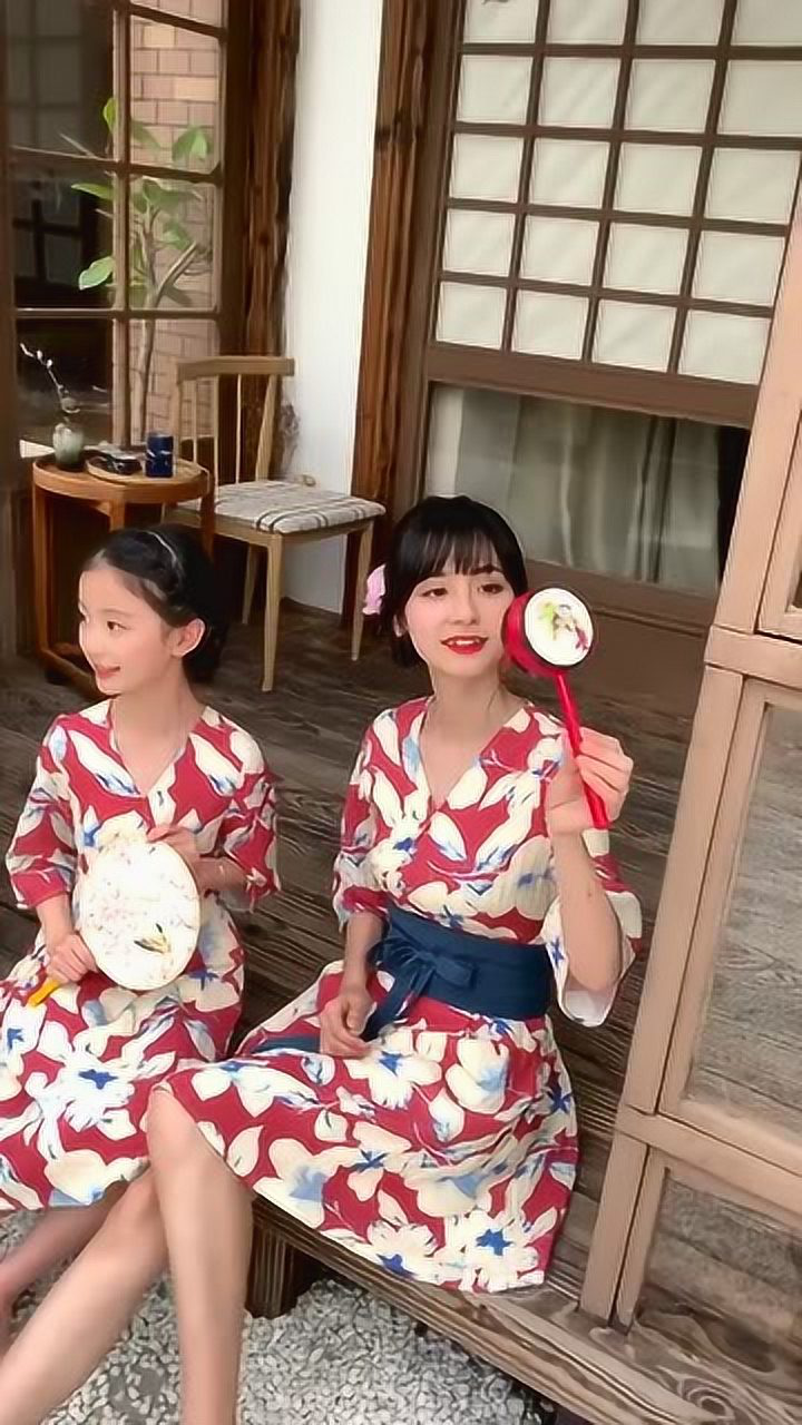 偶遇童模裴佳欣和网红小姐姐合作拍摄,两个人好像亲姐妹一样!