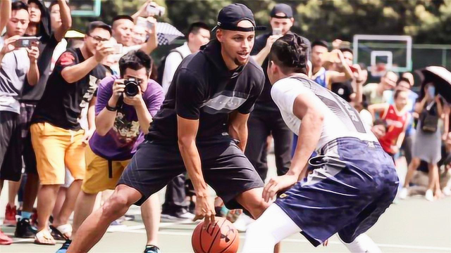 库里"降临"四川大学打野球,"小学生"疯狂肆虐大学生