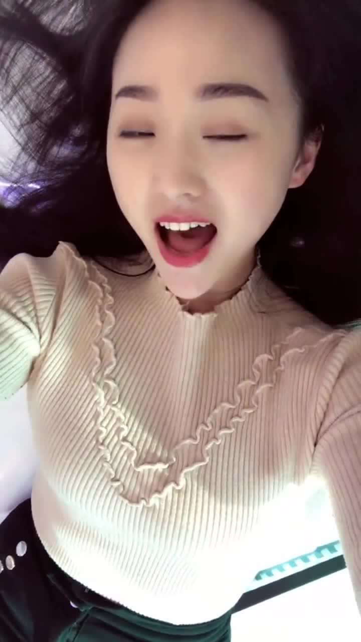 隔壁新搬来的女邻居大半夜给我发视频你们觉得她唱的好听吗