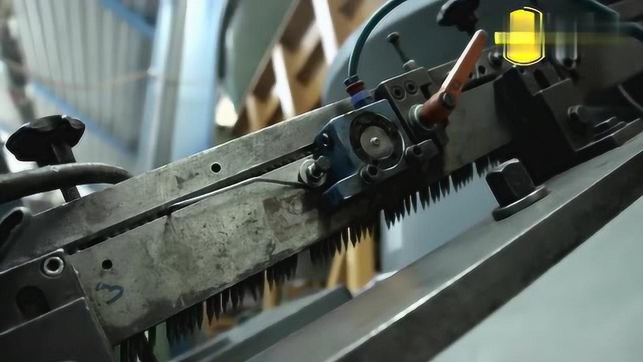 全自动钉子制造机器,钢丝进去,钉子出来!