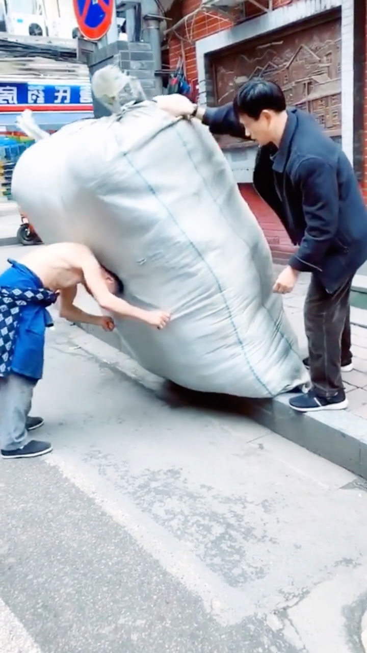 生活不易但仍要负重前行老人家辛苦了