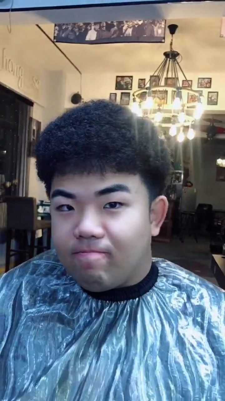 黑人烫三个月之后可以拉直百分之70瞬间变成锡纸烫