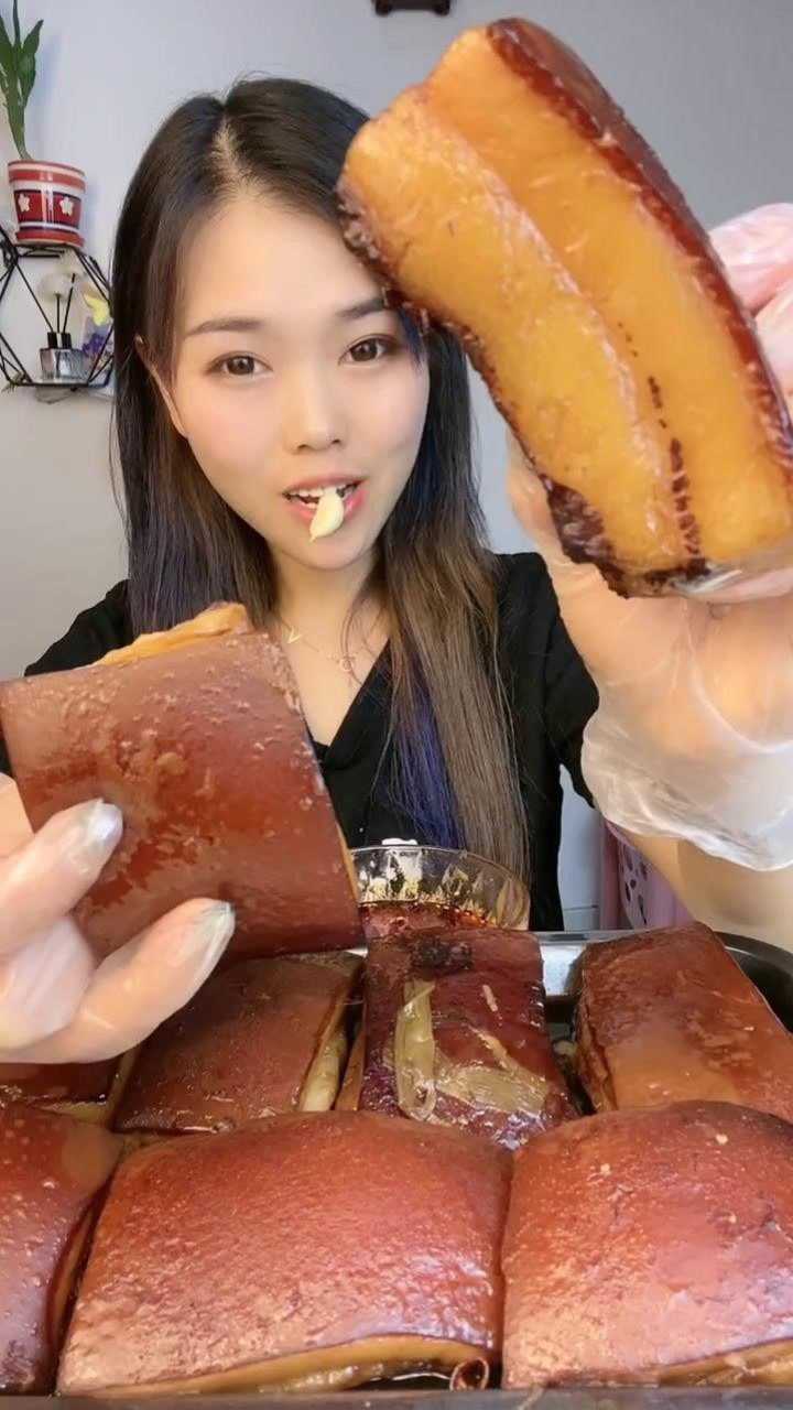 萱萱吃播,大口咬大肥肉像啃面包一样,这吃法让人开眼了,真实诚