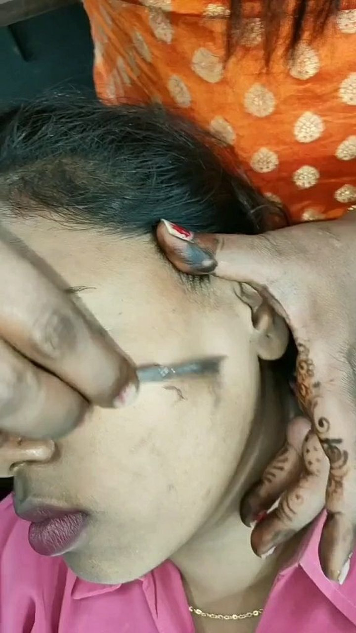 刮脸和刮胡子不只是男人的专利在印度女人也要刮脸