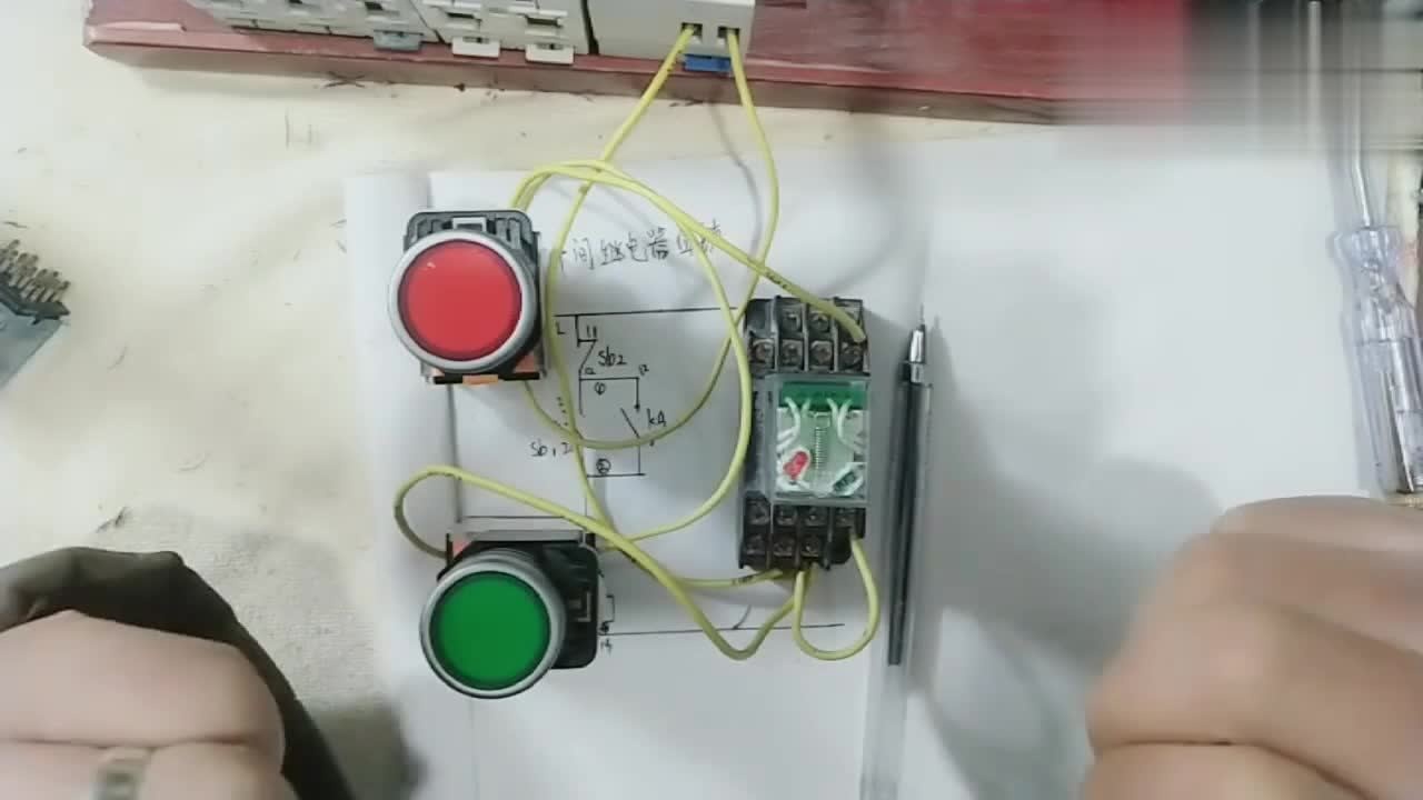 中间继电器自锁实物接线和原理图分析