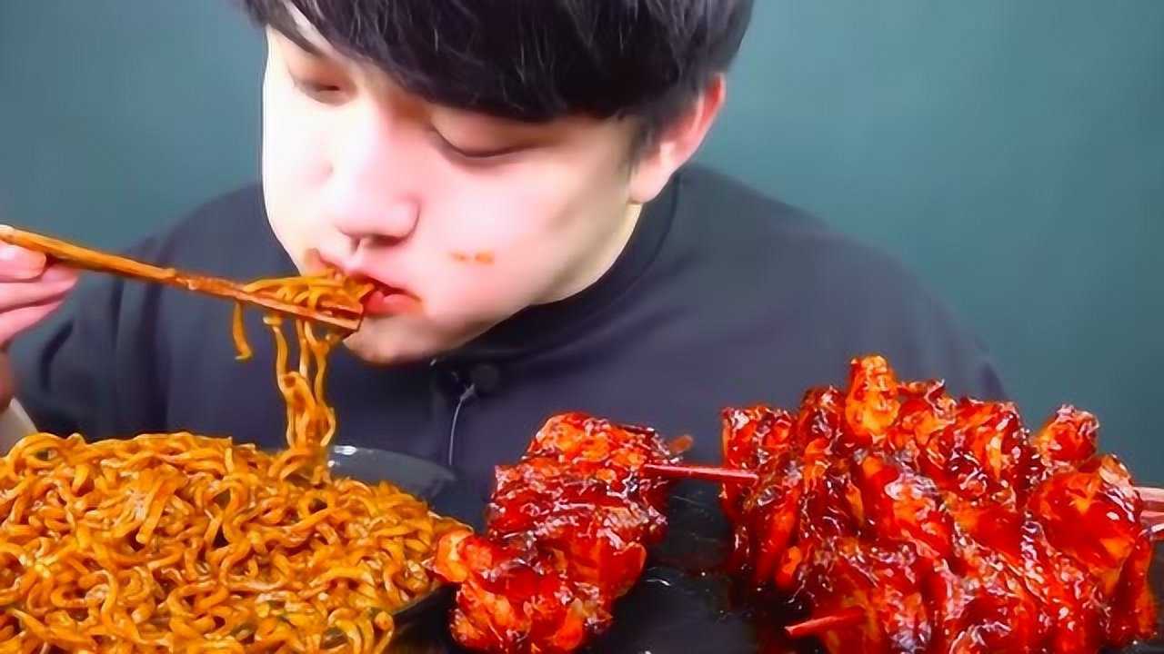 韩国大胃王吃播炸酱面辣酱烤猪蹄大口吸面的感觉真满足