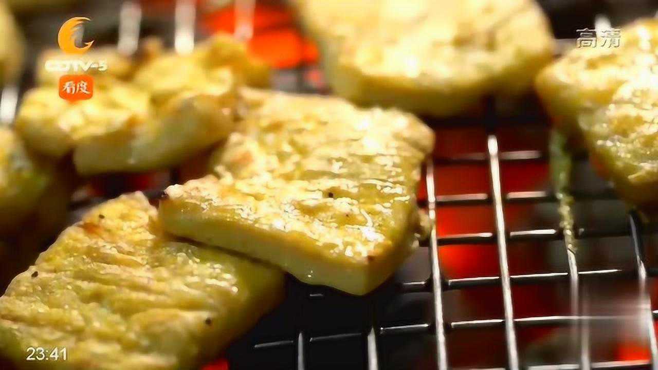 荔波特色烤小豆腐,用炭火烤制两面金黄,蘸上辣椒面恰到好处