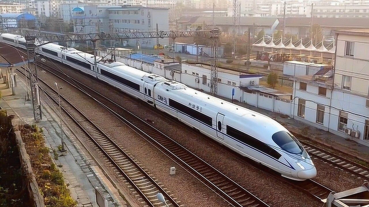 8节编组的和谐号380b动车,宜兴至上海虹桥g7352次通过艮山门