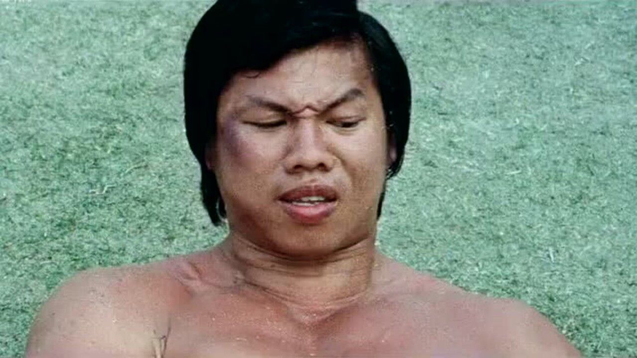 龙争虎斗壮汉想要打架老外推开李小龙表示他一个人就够