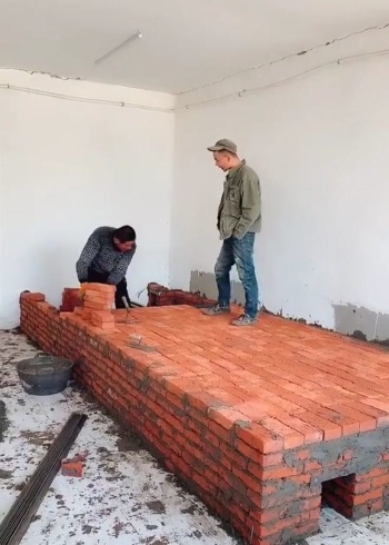 请来的东北砌炕师傅,正宗的东北火炕