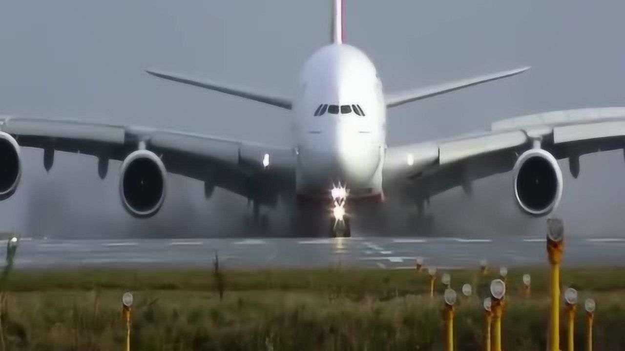 空客a380降落后的反推,感受下四发引擎推力!