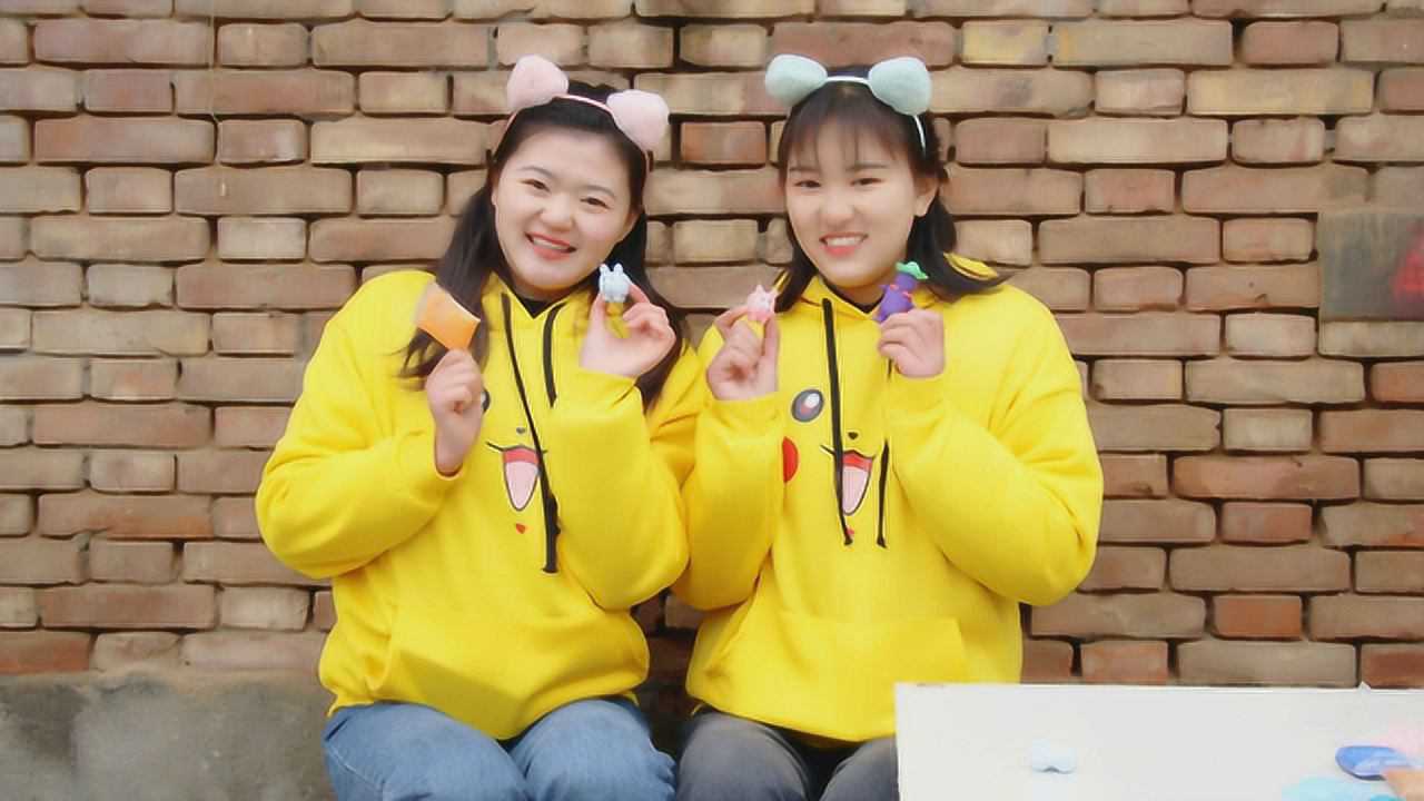 手工:小晴教小花用粘土做手工,没想小花捏出好看的小方猪,好玩