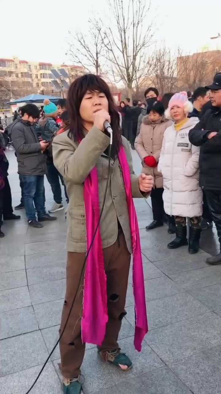 这个叫欢哥的流浪歌手火了虽其貌不扬歌声却很动人