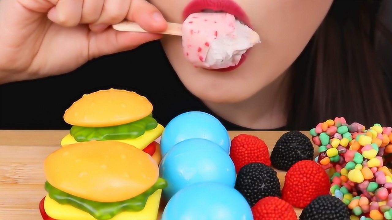 美女直播吃创意小甜品一口一个美滋滋是我向往的生活