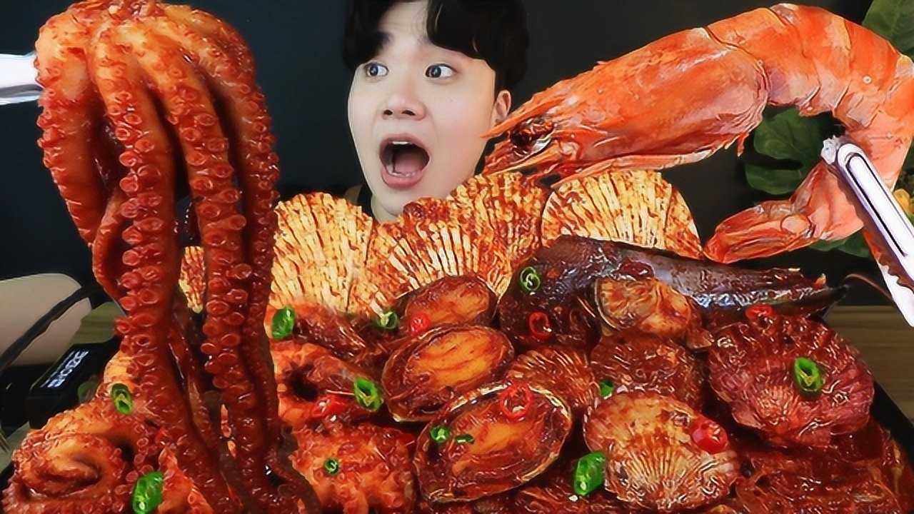 大胃王吃海鲜大餐红红的酱料充满食欲大口吃超满足