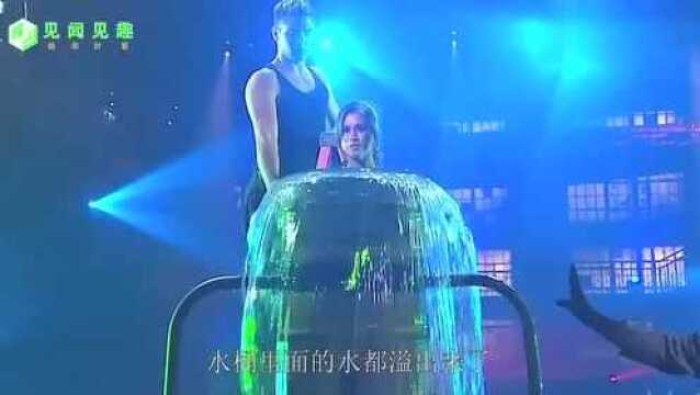 魔术揭秘:美女如何从装满水的金属水桶中逃脱?答案万万没想到!