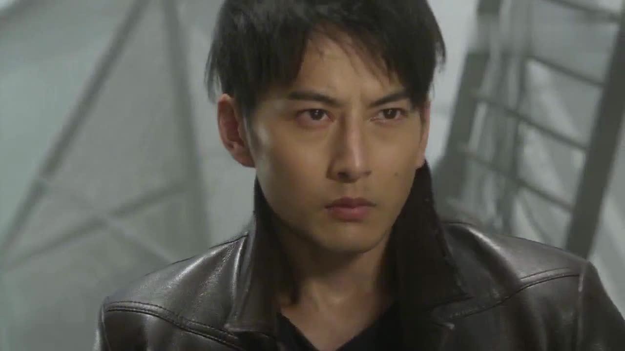 欧布红凯失去卡片,为了打败怪兽,美女给了他两张新的!