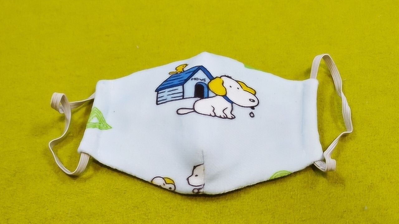 教你自制简易儿童口罩,布块重复折叠剪几刀,装上松紧就能戴
