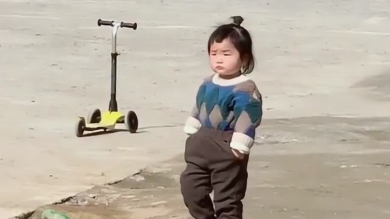 小女孩气度不凡走路插兜非常有领导风范长大后肯定前途无可限量