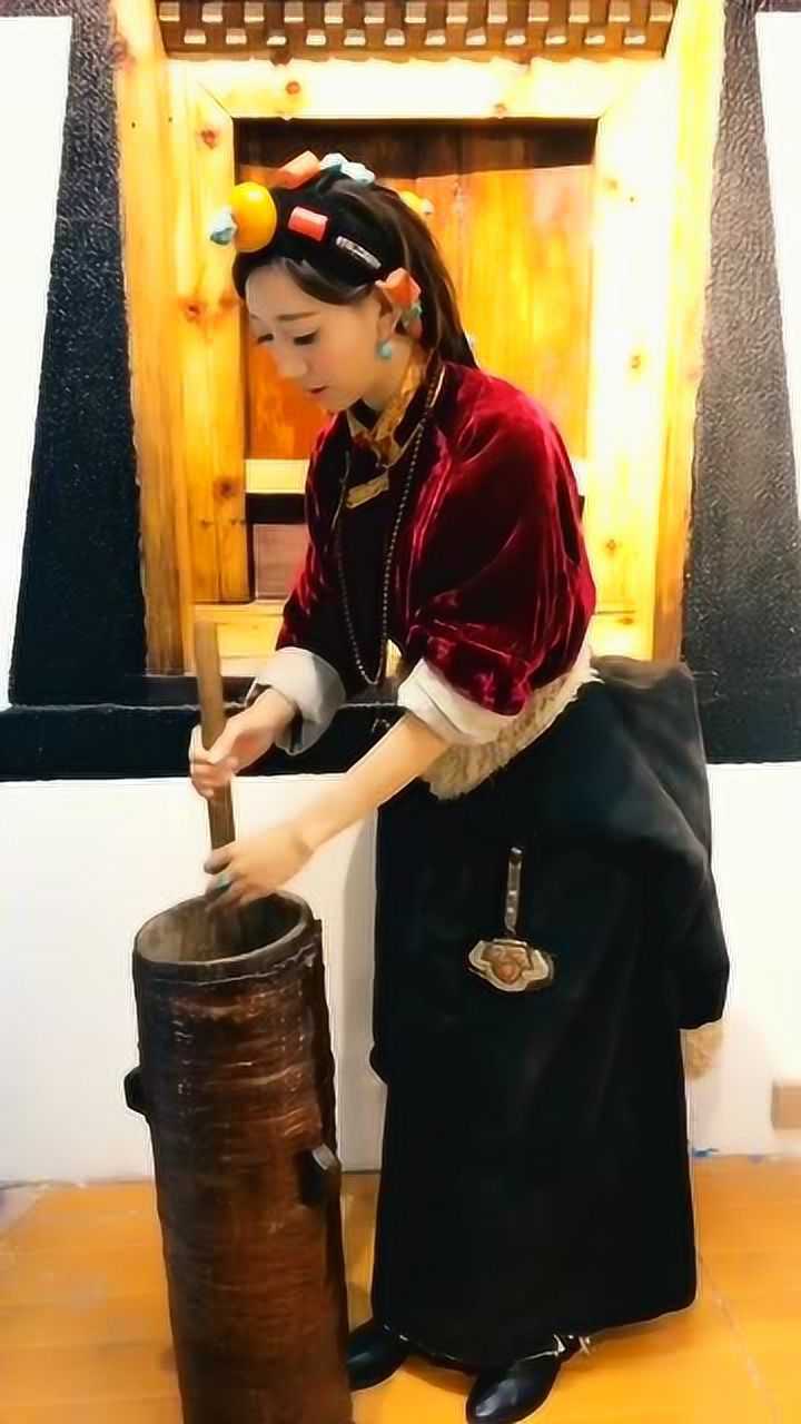 这位漂亮的藏族姑娘打酥油茶的动作如此熟练一般人可学不会