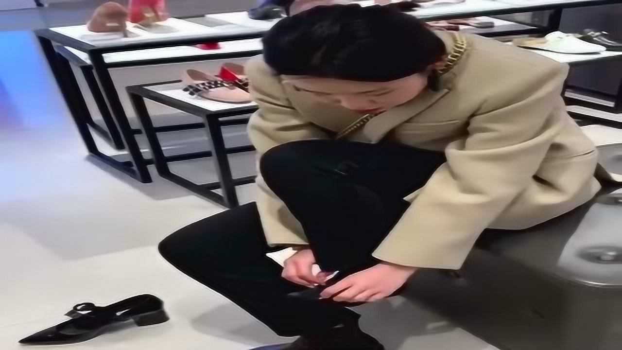 美女来店里试鞋脱下鞋子的那一刻隔着屏幕都觉得尴尬