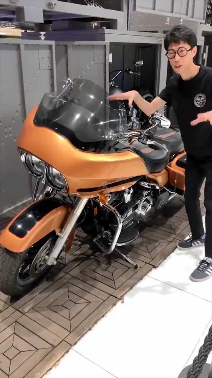 这是一辆哈雷摩托车,价值200多万,声浪巨大