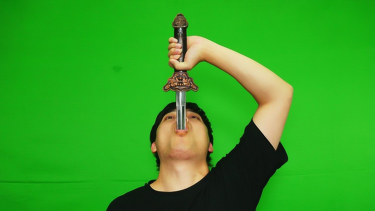 魔术教学为什么一把宝剑可以吞到肚子里慢动作演示真简单
