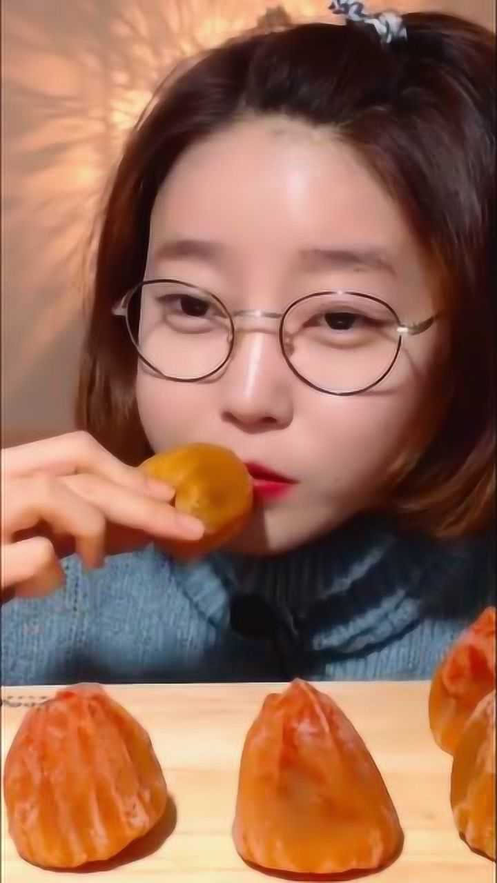 韩国美食吃播:多萝西小姐姐吃干柿子,颜值比吃相看着更迷人