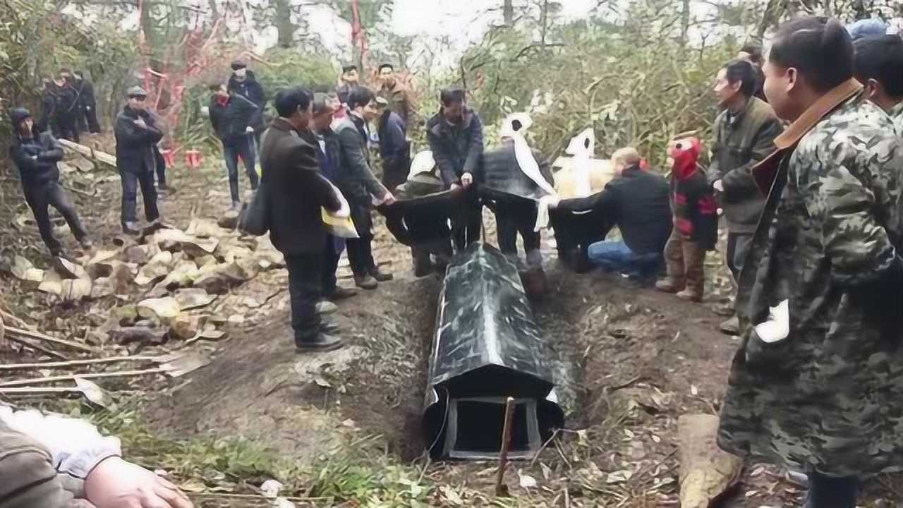 贵州江口县农村丧葬习俗棺材下葬前要不停的撒米你知道寓意吗