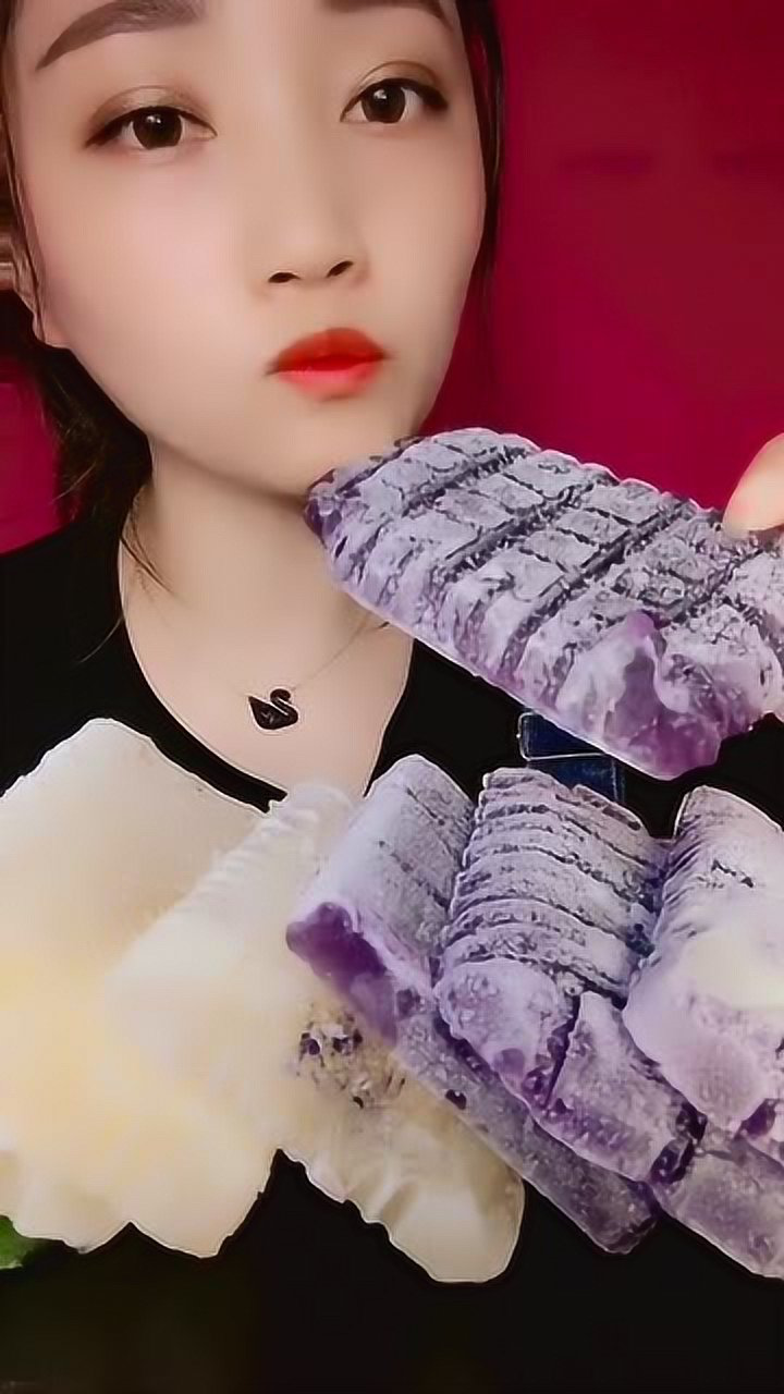 姑娘吃冰真讲究，吃自制实心硬冰，吃起来嘎嘣脆_腾讯视频