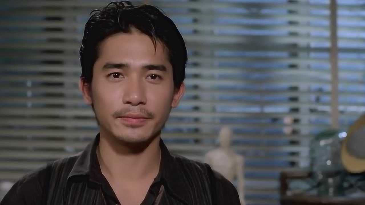 杜德伟饰演的医生表面上很风光,其实遇到难题还要去问梁朝伟