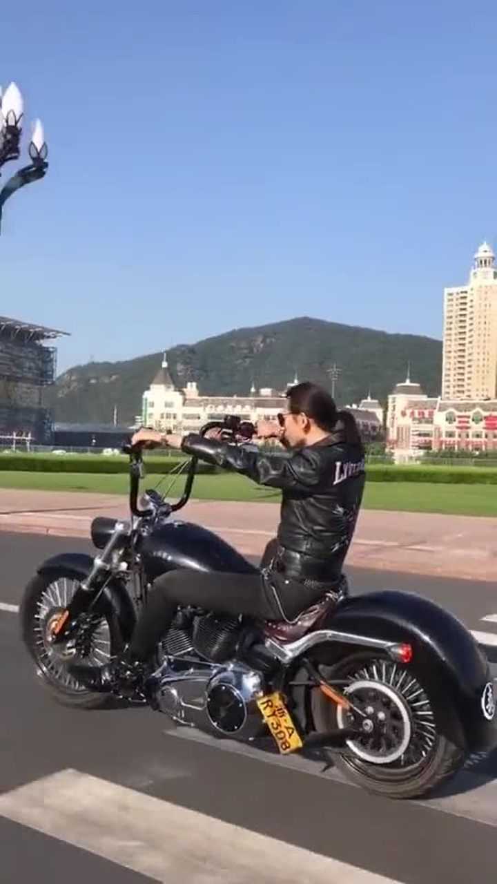 这是我见过最帅的哈雷,小姐姐骑车的背景真不错,我对她心动了