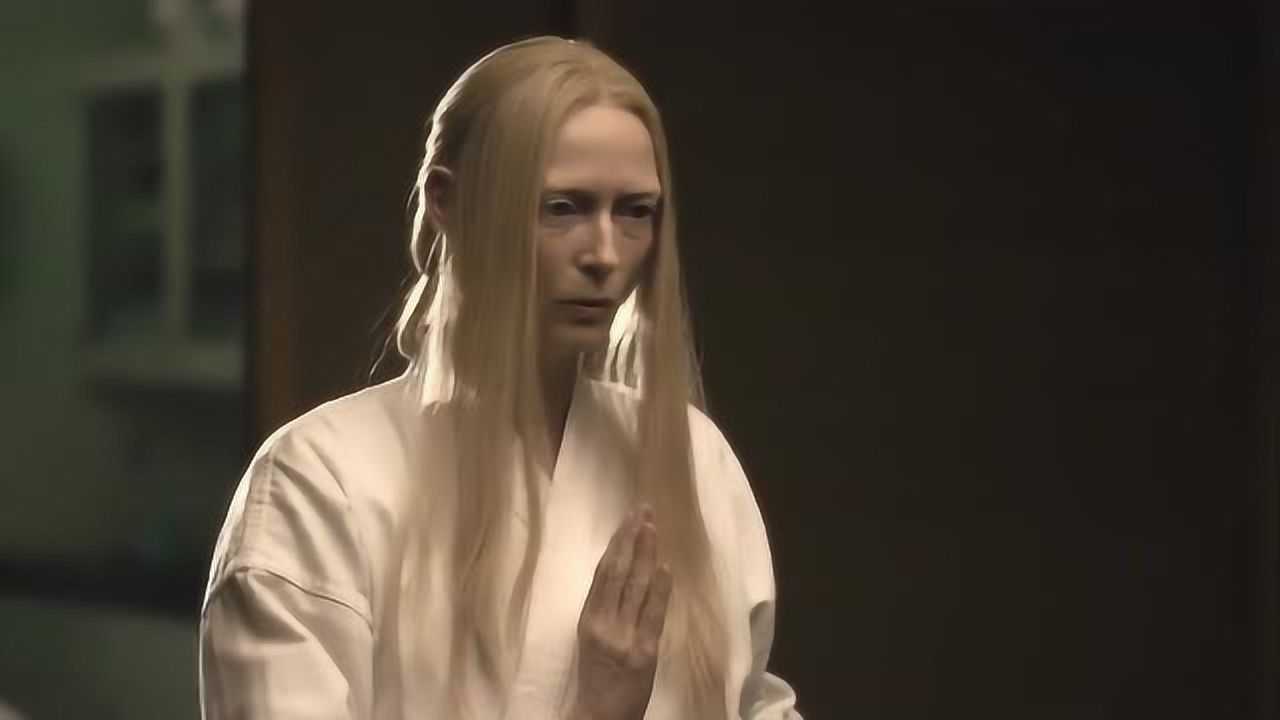 奇异博士中的古一法师会玩武士刀玩完了还对佛像说阿弥陀佛