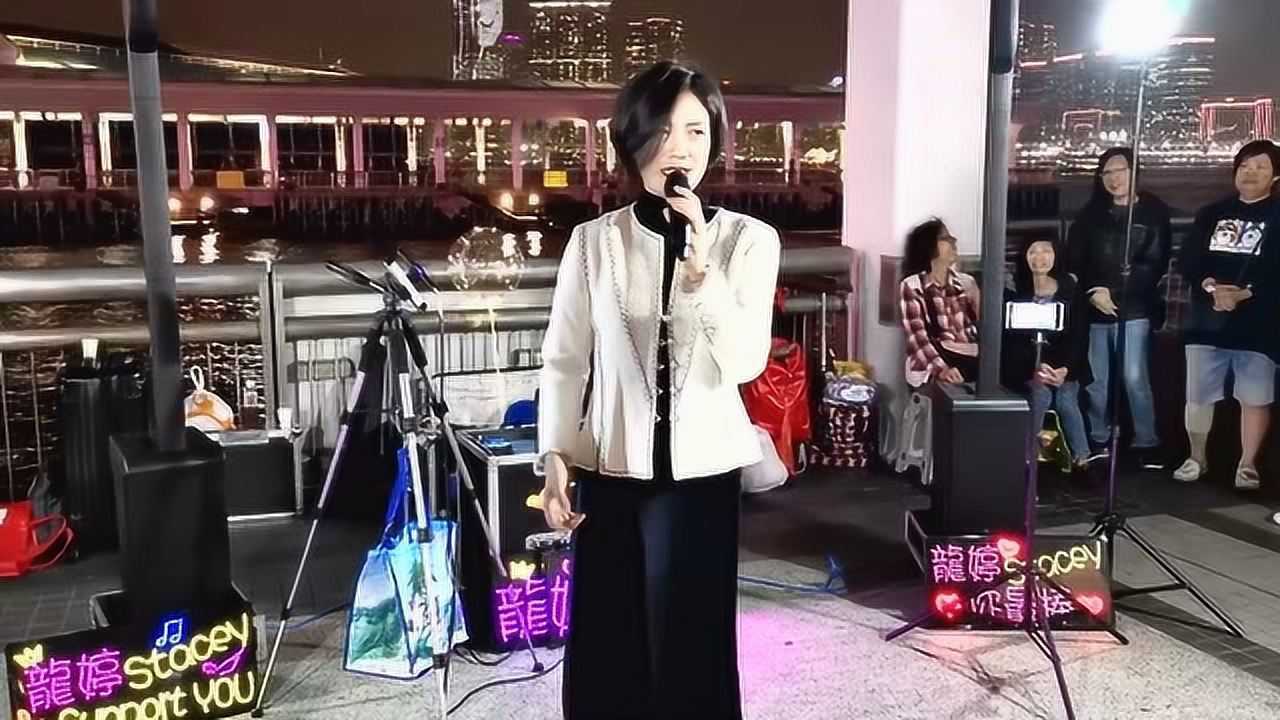 女歌手龙婷演唱谁来爱我歌声好听极了众粉丝围观